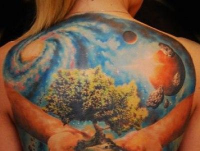 Большая тату на спине девушки с изображением дерева