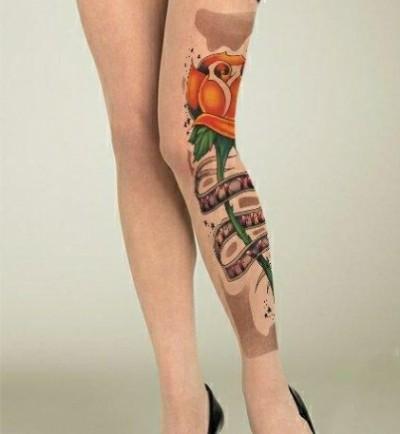 Цветная тату на ноге у девушки - колготки с розой