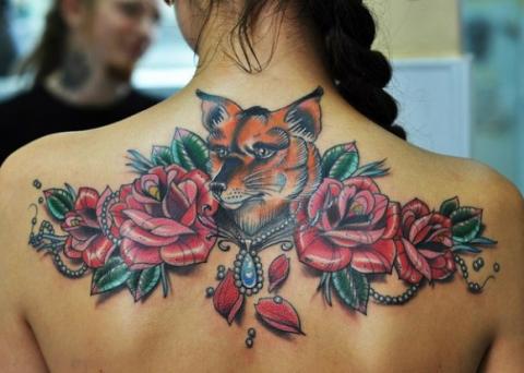 Красивая цветная тату на спине девушки - лиса и розы