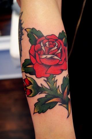 Татуировка красной розы