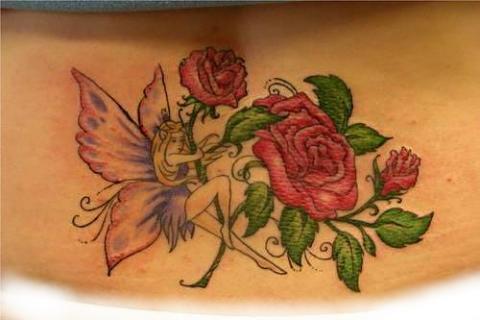 Татуировка на пояснице фея и розы