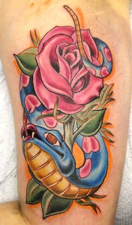 Татуировка на руке змея и роза