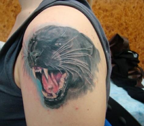Татуировка с изображением пантеры на дереве