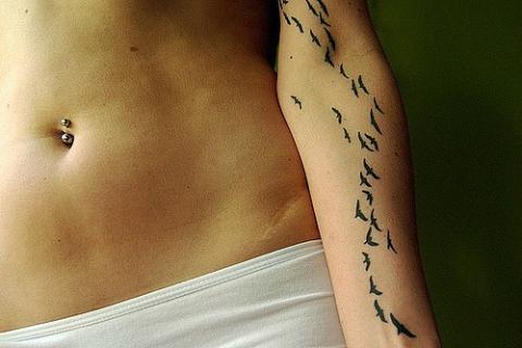 Татуировка стаи птичек на руке