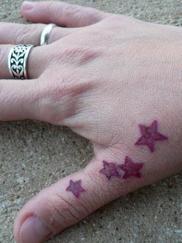 Татуировка в виде звезд
