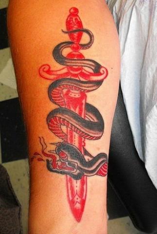 Татуировка змеи с мечом