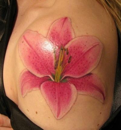Татушка с изображением цветка розовой лилии на плече