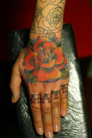 Роза и надпись «Hate» на кисти