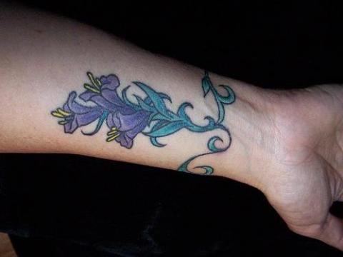 Татуировка цветок на запястье