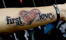 Татуировка-надпись: first love 