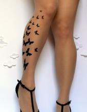Черно-белая тату на ноге у девушки - колготки с бабочками