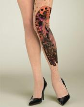 Цветная тату на ноге у девушки - чулки с рисунком