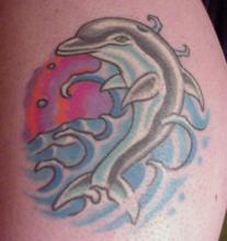 Цветная татуировка в виде дельфина