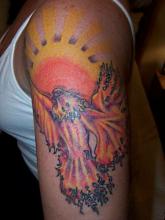 Татуировка на руке девушки в виде жар птицы