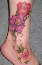 Татушка с изображением цветков лилии на ноге